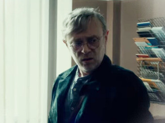 Il film racconta quanto possa essere alto il prezzo della libertà quando il potere pretende obbedienza anziché confronto. Tansu Biçer in una scena del film