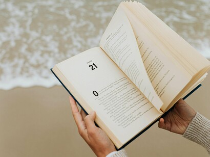 Cada meio ou ambiente comunicativo impõe características próprias à linguagem utilizada, afetando tanto a estrutura das mensagens quanto os modos de interação entre os sujeitos