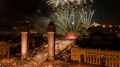 Barcelona. Castillo de fuegos artificiales visto desde la Plaza de España