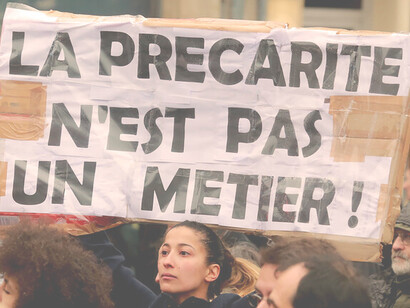 Protection. Elle peut être donnée de deux manières fondamentalement différentes : avec des droits économiques et sociaux ou avec la police et l'armée