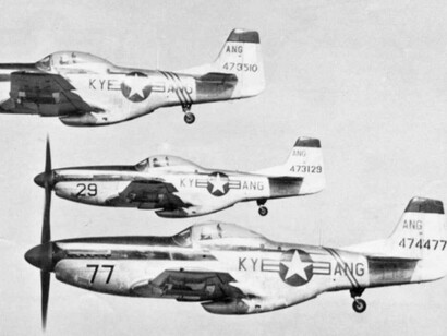 Pattuglia in volo di tre F-51D Mustang dell'aviazione nordamericana, appartenente al 165th Fighter Squadron, Kentucky Air National Guard, del capitano Thomas Francis Mantell