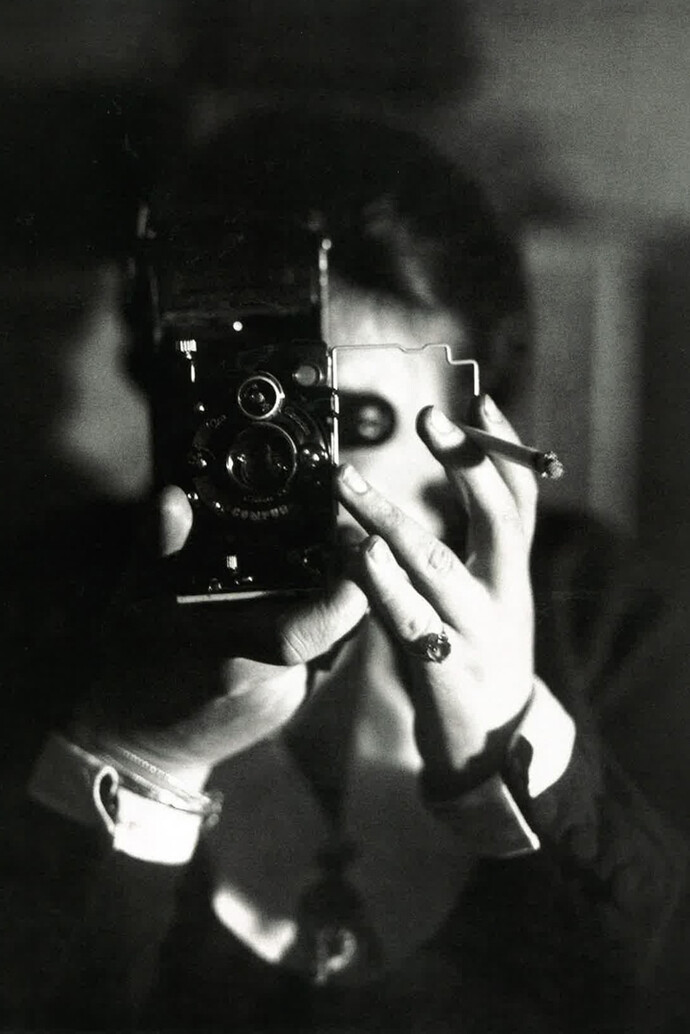 Germaine Krull, Autoportrait à l'Icarette, Vers 1925, Tirage gélatino-argentique, 23,6 x 17,5 cm, Achat grâce au mécénat de Yves Rocher, 2011, Ancienne collection Christian Bouqueret, Centre Pompidou, Paris. Musée national d'art moderne/Centre de création industrielle © Estate Germaine Krull, Museum Folkwang, Essen.
Photo : © Centre Pompidou, MNAM-CCI, Dist. RMN-Grand Palais / image Centre Pompidou, MNAM-CCI