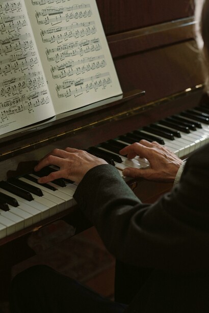 Las colaboraciones musicales basadas en la obra de Neruda han involucrado artistas de renombre como Víctor Jara, Mercedes Sosa y Adriana Varela, consolidando un vínculo profundo entre literatura y música