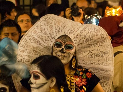 Altar em comemoração ao "Dia de los Muertos", no México. O jovem personagem rouba o violão do próprio Ernesto de La Cruz, localizado na capela onde o cantor está enterrado. A partir disso, ele é levado ao mundo dos mortos, por ter “violado” uma das regras deste mundo