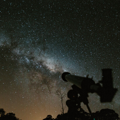 Os astros podem ser observados por telescópios em campos abertos ou observatórios