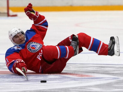 Vladimir Putin jugando al hockey, un deporte muy popular dentro de la cultura rusa