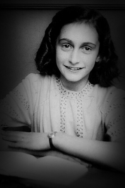 Ana Frank sonriendo al fotógrafo de la escuela. Liceo Joods, diciembre de 1941, Ámsterdam, Países Bajos