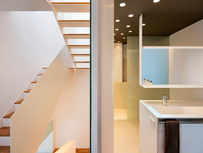 Casa GSX: vista de la escalera y un baño. Foto de David Cardelús