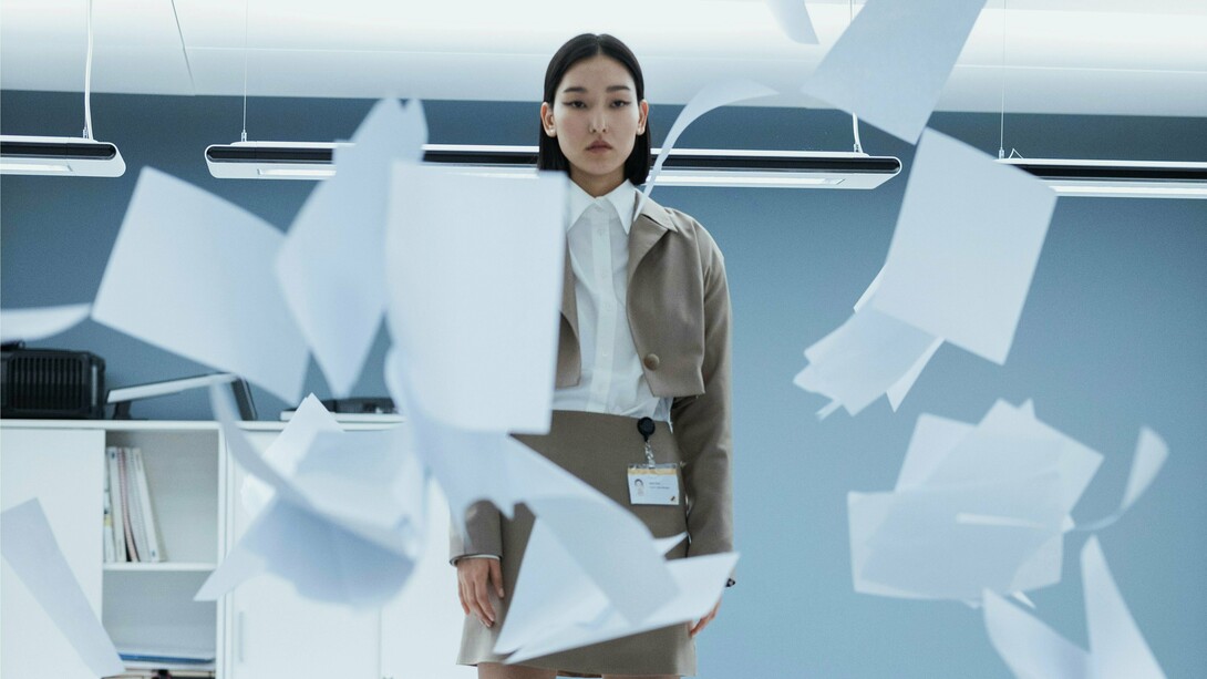 O papel é cúmplice dos nossos gestos mais íntimos e é o carrasco dos nossos sonhos mais altos! É que as notas voam sem deixar rasto; saltitam das nossas mãos para outras, incógnitas: é o Fado do dinheiro!