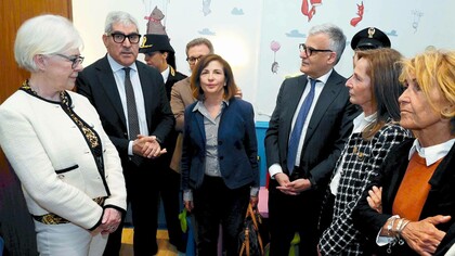 L'inaugurazione della “stanza per sé”. Da sinistra: la Presidente di Soroptimist Europa Hafdís Karlsdóttir, il Questore Bruno Megale, la Procuratrice aggiunta Letizia Mannella, il Prefetto Claudio Sgaraglia, la Presidente di Soroptimist International d'Italia  Adriana Macchi