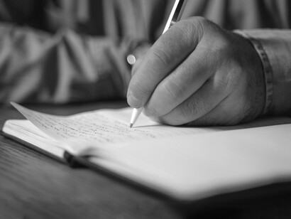 Toda buena ficción necesita escenarios que respiren, sugieran y acompañen silenciosamente el destino de sus personajes