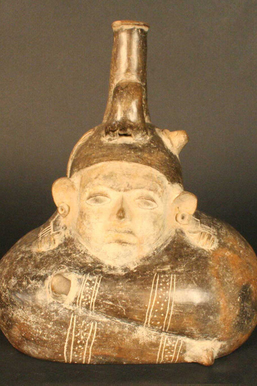 Botella silbato antropomorfa

Materiales: Cerámica

Preclásico Tardío 1000 - 300 a.C.

Medidas: 200 mm de alto x 180 mm de ancho