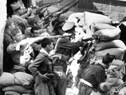 Soldati in battaglia, durante l'assedio dell'Alcázar di Toledo, Spagna, 1936