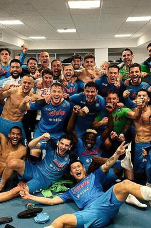 Napoli, festeggiamenti dei calciatori negli spogliatoi. Nella rosa del Napoli figurano: 8 italiani, un koreano, un messicano, un kosovaro, un brasiliano, un argentino, un macedone, un georgiano, un camerunense, un algerino, un nigeriano, un francese, un uruguaiano, un portoghese, un tedesco, uno slovacco, un norvegese e tre polacchi
