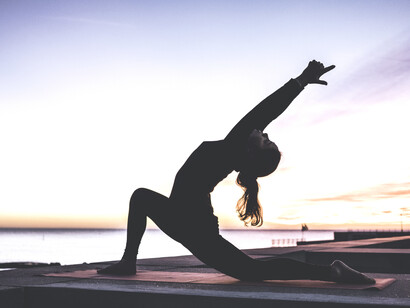 Yoga. Ripercorri il tuo corpo esaminandolo da testa a piedi e rilasciando le tensioni nelle zone interessate. Possono bastare pochi minuti