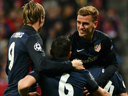 Griezmann, la estrella del equipo, se abraza con sus compañeros