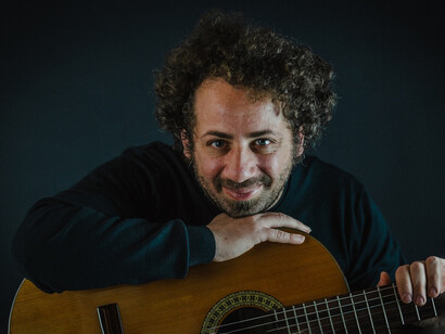 Il richiamo e l’abbandono, l'ultimo album strumentale di Luca Di Martino. Un’ulteriore differenza sta nell’utilizzo della loop station che mi ha consentito di dare spazio a momenti di libera espressività e improvvisazione, rendendo questo disco in qualche modo più accattivante, più d’impatto e di facile ascolto rispetto ai precedenti