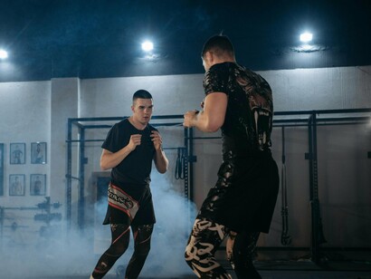 O David dava potentes chutes no aparador de chute que seguramos com as mãos. O primeiro quase ricocheteou no meu rosto. O professor percebendo, me explicou o movimento que eu deveria fazer para evitar este ricochetear. Sobrevivi! Passei a praticar chutes no saco de pancadas ao final de todas as aulas para aperfeiçoar os movimentos e a potência dos meus chutes