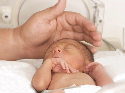 Un neonato in incubatrice