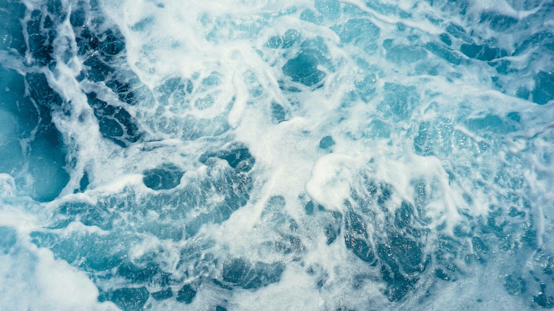 How the water waves meet the water-loving surfaces and dance as they crash