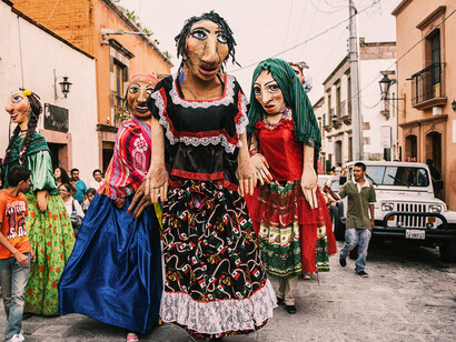 Desfile de mojigangas en San Miguel de Allende, México