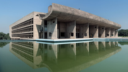 Le Corbusier (Charles-Édouard Jeanneret,1887-1965),Palacio de la Asamblea Chandigarh. "La arquitectura es una cuestión de arte, un fenómeno de emociones, que queda al margen y más allá de  construcción misma. El propósito de la construcción es mantener las cosas juntas y el de la arquitectura es deleitarnos”