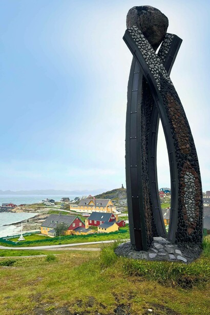 Inussuk di Niels Mølfeldt, una scultura che si trova a Sisimiut, in Groenlandia