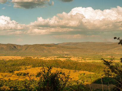 A Cachoeira Label, com seus 187 metros de altura, é a maior do estado de Goiás, oferecendo uma experiência única de natureza e desafio ao visitante que se aventura por suas trilhas. Fotografia de Marcelo Hayashida