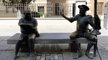 Escultura de Sancho Panza y Don Quijote frente a la Casa de Cervantes, Alcalá de Henares. Pedro Requejo Novoa, 2005. Colección Jorge M. González