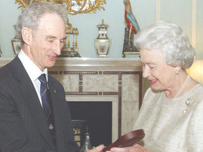 Dr. May y la reina Elizabeth de Inglaterra