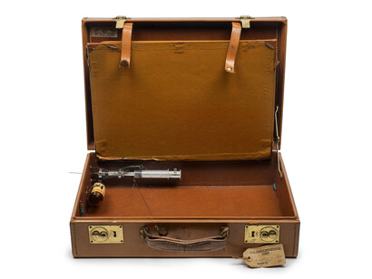 Ronnie and Reggie Kray: Briefcase with syringe and poison intended for use against a witness at the Old Bailey (never used), 1968 © Museum of London