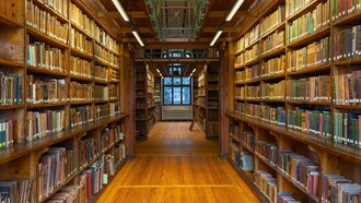 Tras una serie de robos, la sala de lectura Heyne, considerada una de las salas de biblioteca más bellas de Alemania, se cerró al público en 2010. La sala de lectura alberga alrededor de 200 000 volúmenes procedentes de los antiguos fondos de la Biblioteca de la Universidad de Gotinga, Alemania