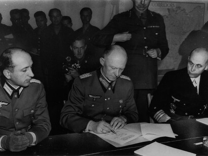 Firma de la rendición incondicional alemana, Remis, Francia, 8 de mayo de 1945. El fin de la guerra no trajo la paz definitiva: dio lugar de inmediato a la Guerra Fría, con una reconfiguración mundial dominada por EE.UU. y la URSS