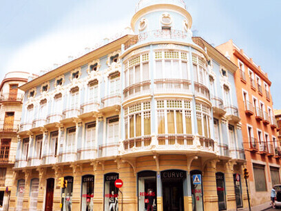 La Casa Villaescusa es uno de los edificios civiles más llamativos y coloristas de Orihuela. Una construcción de estilo modernista levantada en 1915 y proyectada por el arquitecto local Severiano Sánchez Ballesta con una doble función: residencial y comercial. Orihuela, España