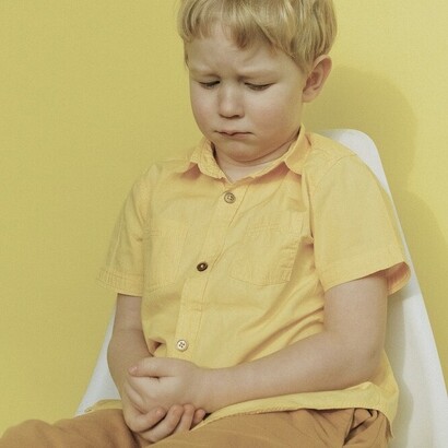 Les symptômes de la glossophobie varient en intensité d'un individu à l'autre. Les signes physiques comprennent des palpitations, des sueurs, des tremblements, des nausées et parfois même des vertiges