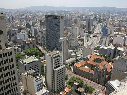 Vista aérea da cidade de São Paulo. Talvez esta sensação até pareça estranha para um paulistano, mas é tão comum para alguém do litoral. Nascemos, crescemos e vivemos nos deparando em algum momento do dia com a óbvia e indiscutível linha do horizonte entre o céu e o mar. O nosso cérebro se condiciona que iremos vê-la sempre e, quando não a vemos fisicamente, ele dá um “jeito” de vermos de forma metafórica