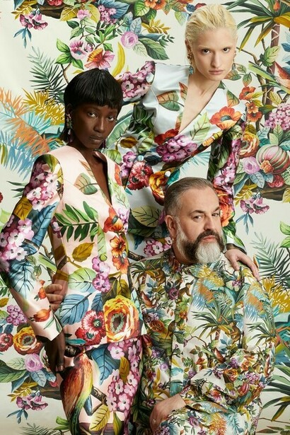 Simone Guidarelli Tailleur in raso di seta e walldesign eco pattern Exotic Jungle, photocredits: Cosimo Buccolieri