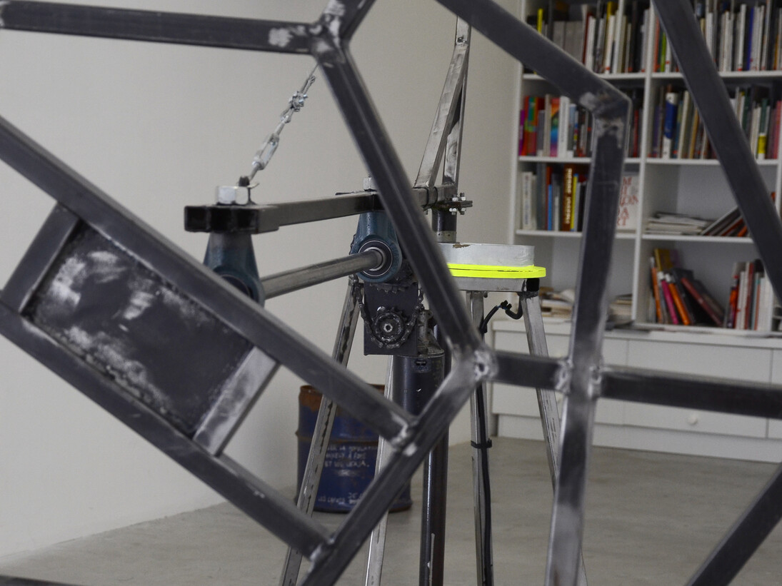 Mouvement vers une sémantique de Fils2pute (D’Après Adidas Lab)
(Movement towards Son of a Bitch semantics (From Adidas Lab)), 2015
Brushed metal, varnish, ball bearings, windscreen wipers, power supply 12V 20 AMP 6MM cables, turnbuckles, springs,
sneakers, 350x350x200 cm. 