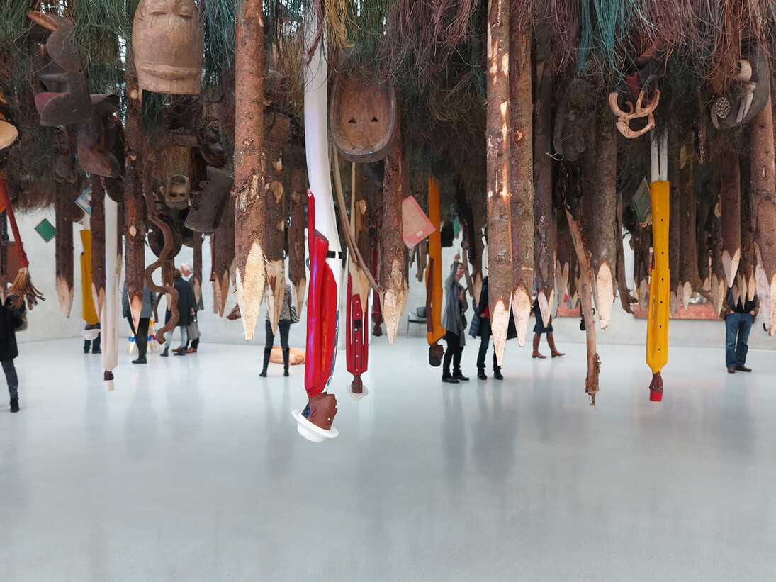Pascale Marthine Tayou, Things Fall Apart, 2014, Metal structure, painted grasses, masks, wood sculptures, notebooks, Photo: Lorenzo Fiaschi, Courtesy : Galleria Continua, San Gimignano / Beijing / Les Moulins