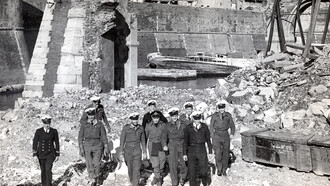 L'equipaggio MAS nei luoghi bombardati di Livorno