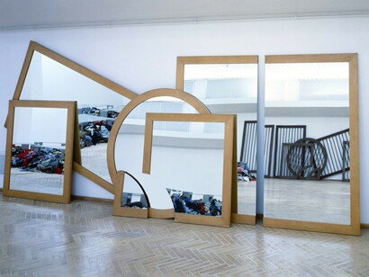 Michelangelo Pistoletto, Il disegno nello specchio, 1979, cornici e specchio, 250 x 500 cm, foto Archivio Pistoletto