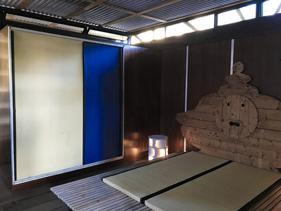 Tiny house de Jean Prouvé, Parc National des Calanques, Marseille. Dès la fin de la guerre, suite aux bombardements, le ministre de la Reconstruction lui commande des maisons en série, devant être fabriquées très rapidement