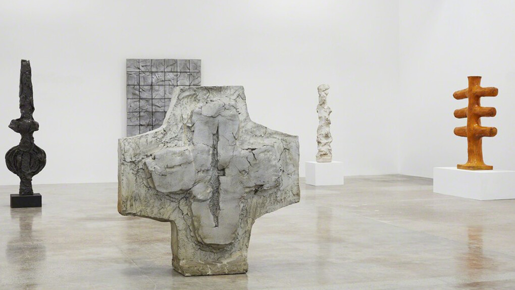 Sculpture 1958-1964, Exhibition view. Courtesy of Kayne Griffin Corcoran