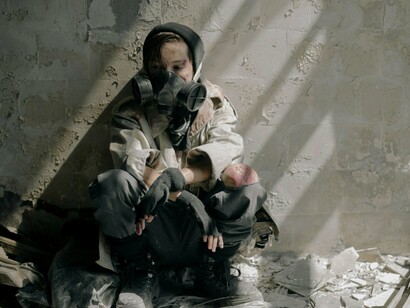 Mulher entre escombros em um cenário de futuro distópico. O debate sobre inteligência artificial no Brasil vem assumindo contornos interessantes. De um lado, estão os entusiastas que enxergam na tecnologia uma solução para todos os problemas. De outro, encontram-se os céticos, convencidos de que a IA anuncia um futuro distópico. No embate entre esses extremos, acaba-se perdendo a chance de uma discussão aprofundada sobre os caminhos que essa tecnologia deve tomar em nossa sociedade



