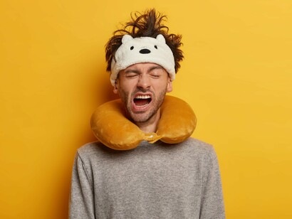 Insônia. Os alunos que insistem em acumular horas de estudo e "minutos de sono" devem repensar seu método e compreender que dormir bem, alcançando o sono REM, é a melhor estratégia para a saúde física e mental. Estudar sem conseguir memorizar o que foi aprendido é desperdiçar tempo, saúde e esforço. Um bom desempenho acadêmico depende de uma boa noite de sono. No âmbito da aprendizagem, o sono REM só tem a melhorar o rendimento