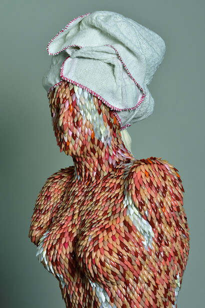 Venere, plastica, unghie finte, strofinaccio, cm 40x50x160, 2017. Courtesy of Pier Maulini