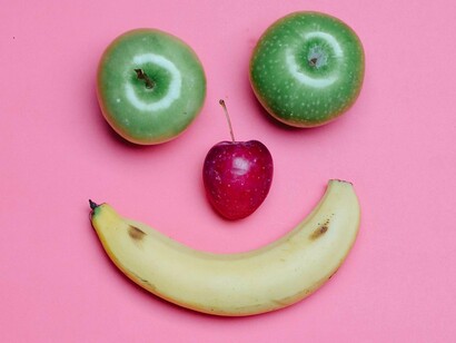 O algoritmo, sedento por engajamento, prioriza esses materiais, amplificando sua visibilidade. É uma armadilha sutil: desenvolver o senso crítico, promover a autodeterminação e buscar a verdade não são prioridades editoriais. A prioridade é manter você conectado, consumindo e reagindo