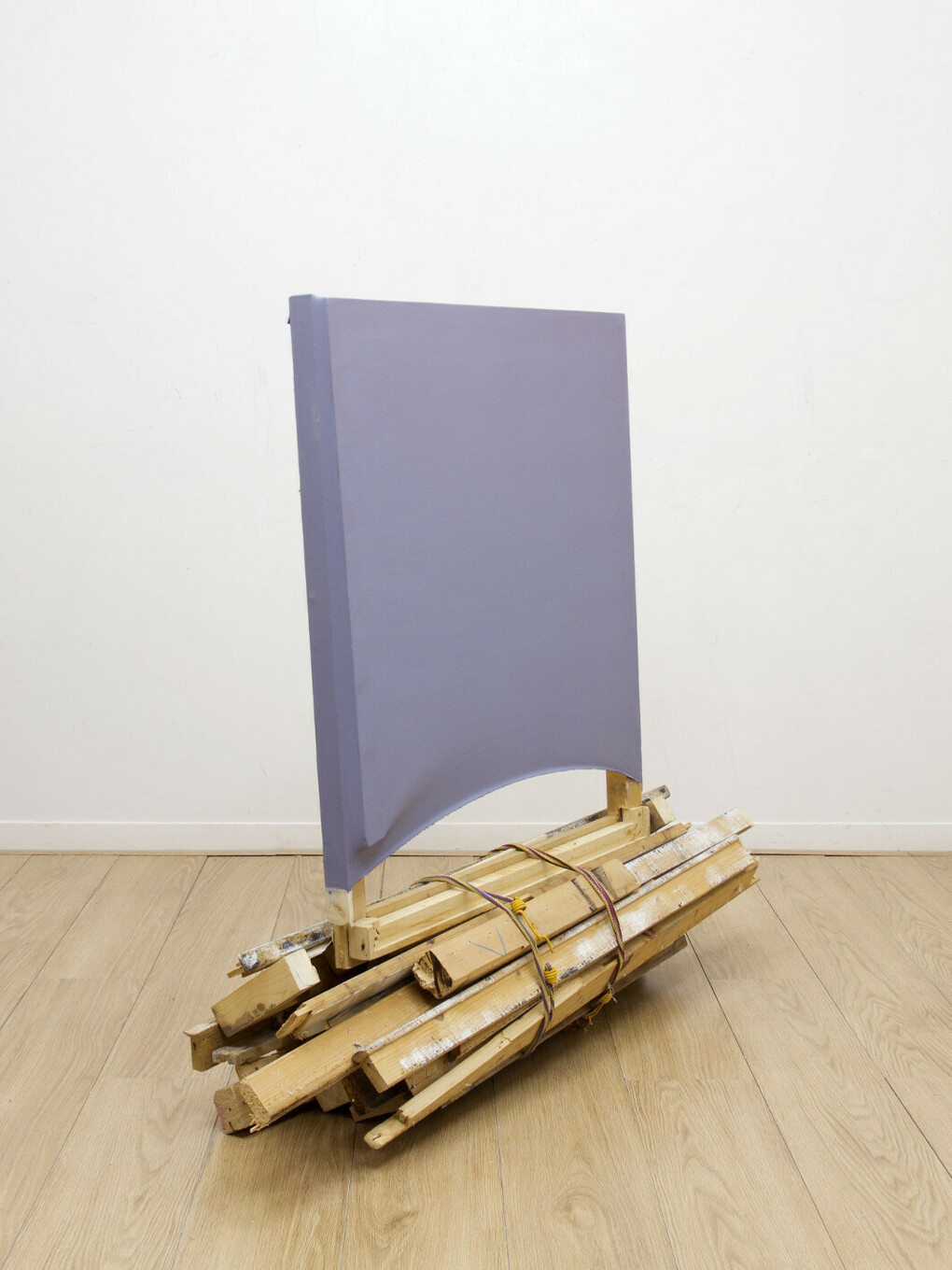 Davide Mancini Zanchi, Per partire senza partire ma neanche per tornare,  telai, elastico, pittura murale, tela, 125x108x45cm. Courtesy AplusB, Brescia