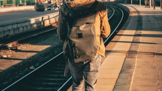 Homem caminha por estação de trem. Quando falo em viagem, não me refiro a apenas uma viagem para outro país, mas uma viagem às vezes para uma cidade vizinha, para outro estado, uma viagem que faça em apenas um dia ou faça em um final de semana, em um feriado ou mesmo em duas semanas