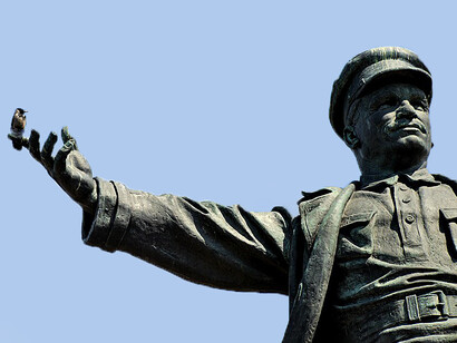 Denkmal für Sergei Kirov auf dem Kirovskaya Platz in Sankt Petersburg (1938), detail